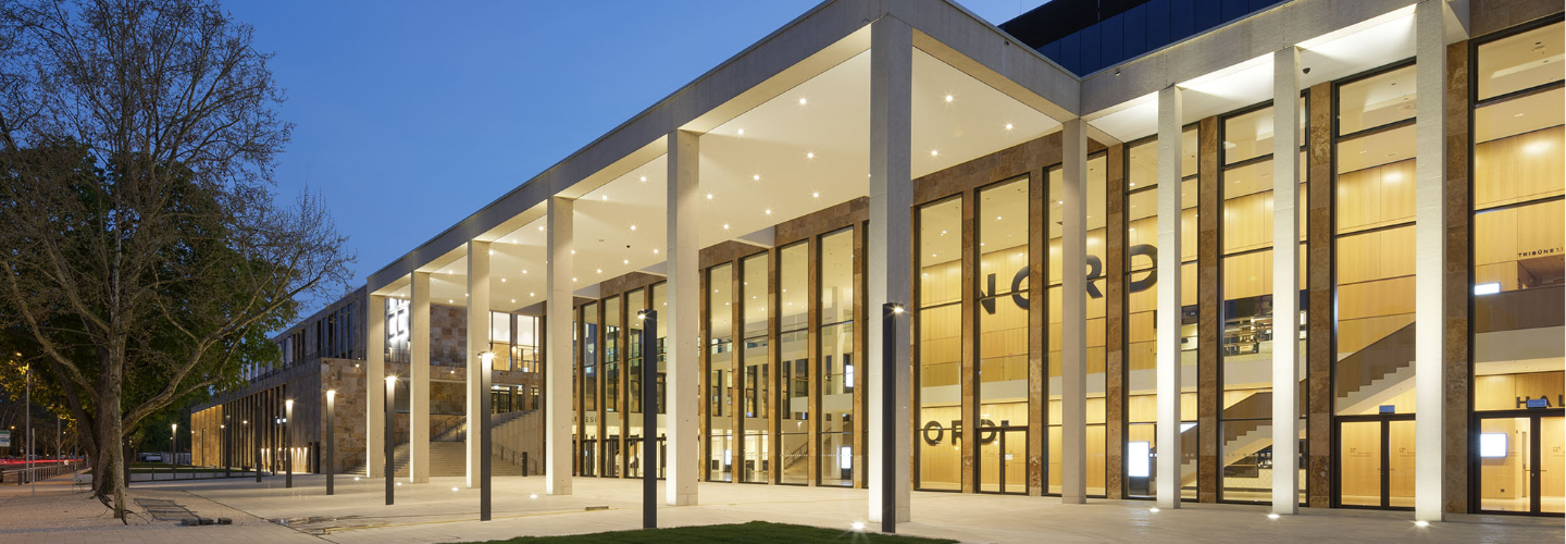 Veranstaltungsort des 104. Röntgenkongresses: Außenansicht RMCC bei Nacht, Wiesbaden.